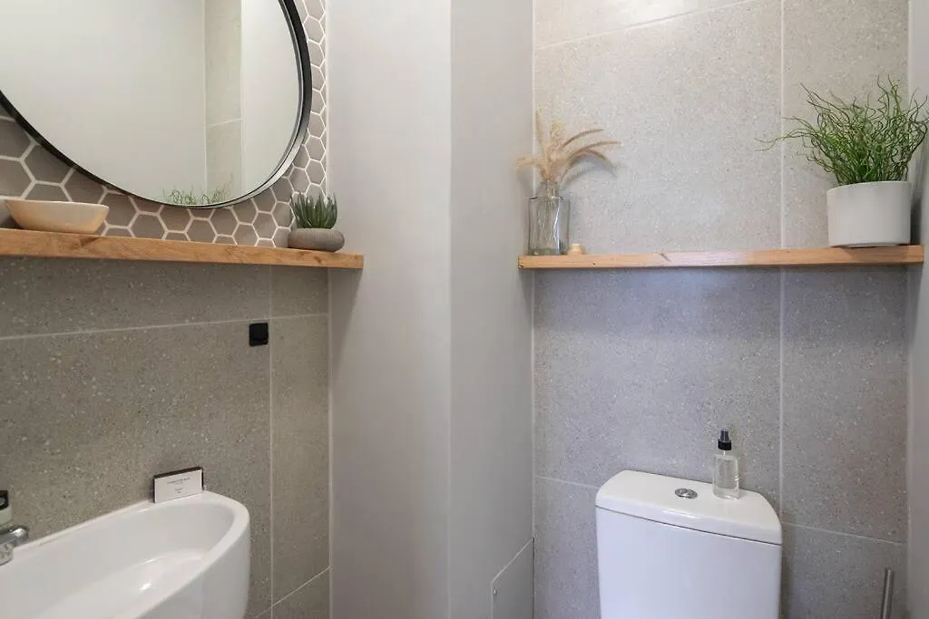 2 Bedroom Apartment Opposite Company Gardens Cape Town